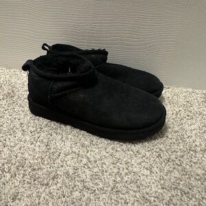 Black ugg minis